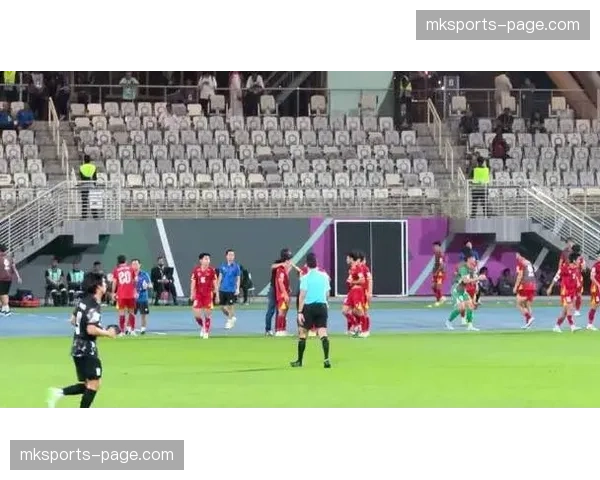 镜头下的专注：塞尔塔任意球主罚者反复测量助跑距离与脚法。